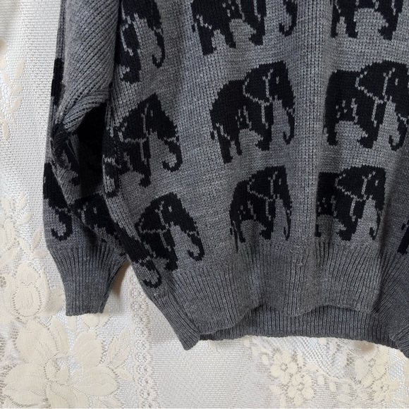 Vintage Elephant Pattern Knit Sweater Pullover Black Grey Size Medium Large - Picture 4 of 7